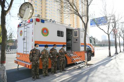 山西省人防辦信息保障中心值守人員肅立默哀，向英雄致敬、愿逝者安息